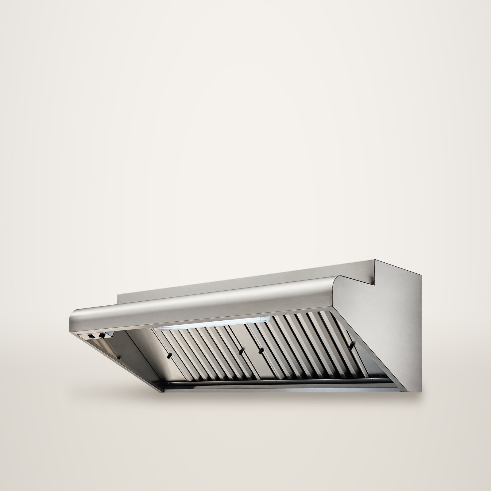Hotte aspirante professionnelle en inox avec filtres à ailettes et réglette lumineuse.