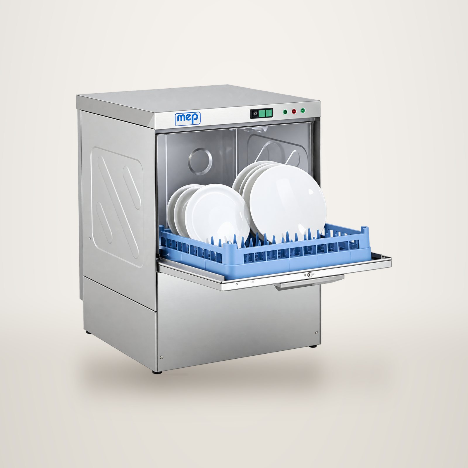 Lave-vaisselle professionnel en inox, porte ouverte, avec un panier bleu d’assiettes blanches.