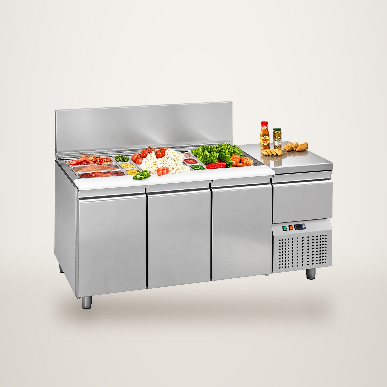 Table de préparation réfrigérée en inox à trois portes, avec bacs garnis d’ingrédients frais.